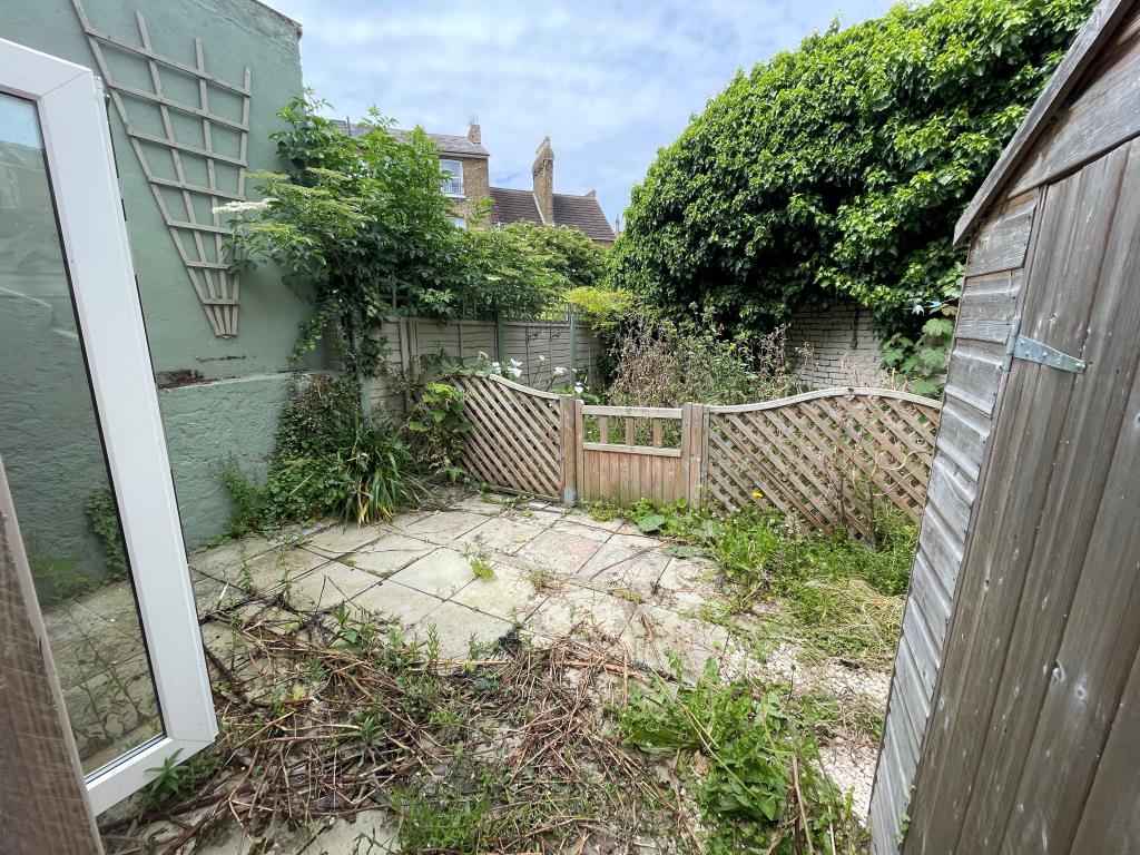 Lot: 152 - TWO-BEDROOM MID-TERRACE HOUSE - Garden with patio